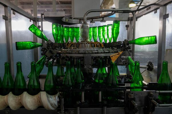 Цех по розливу вин в Ереванском заводе шампанских вин - Sputnik Армения