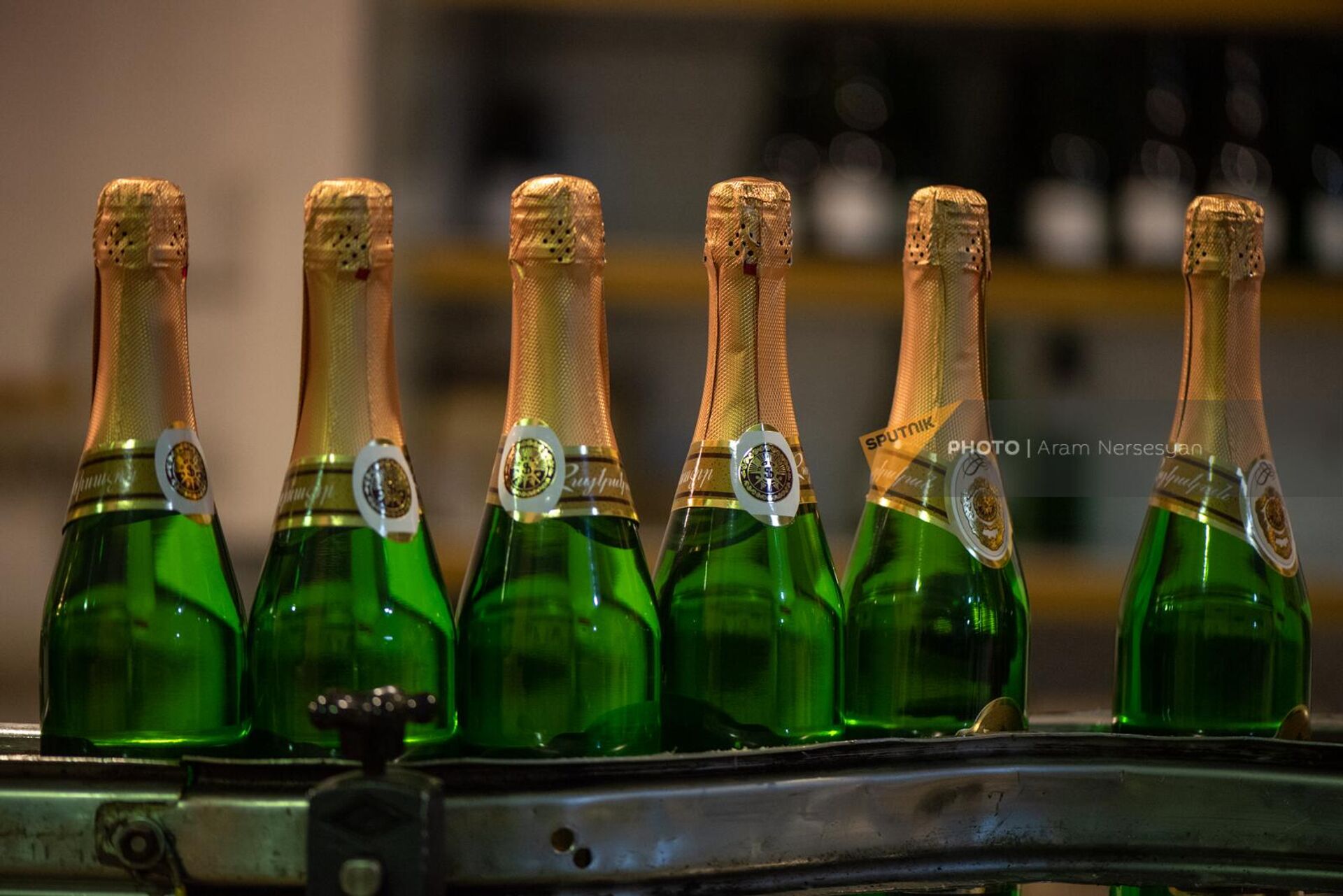 Шампанское на конвейере в Ереванском заводе шампанских вин - Sputnik Արմենիա, 1920, 22.12.2022