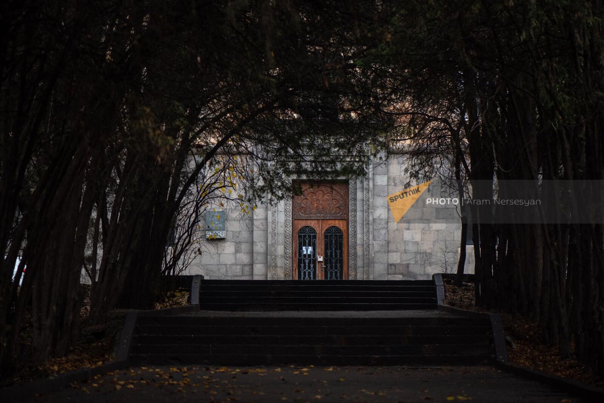 Входная дверь Ереванского завода шампанских вин - Sputnik Արմենիա, 1920, 22.12.2022
