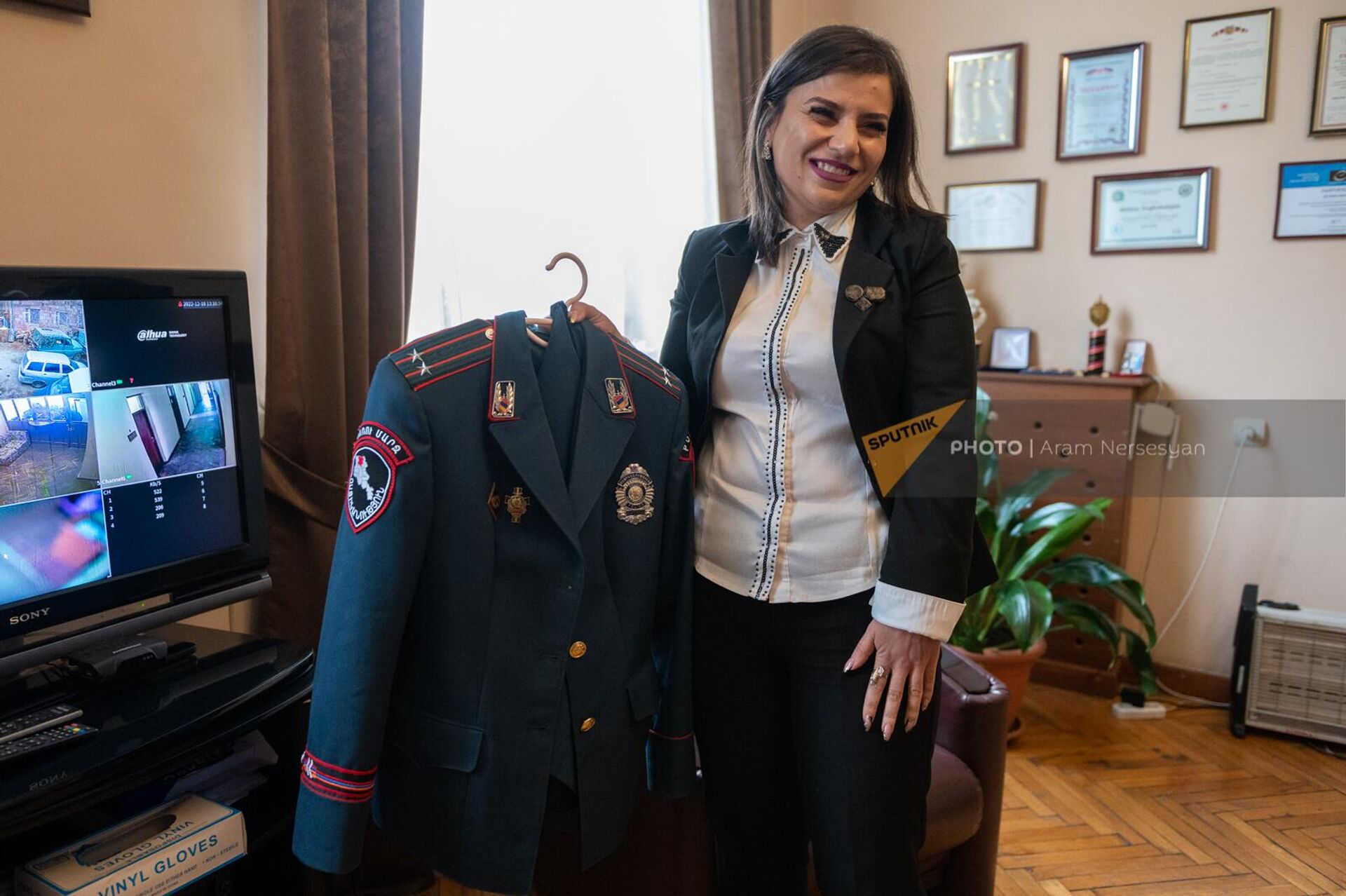 Первая женщина-шеф полиции подполковник Мелине Егшатян показывает свою форму - Sputnik Արմենիա, 1920, 23.12.2022