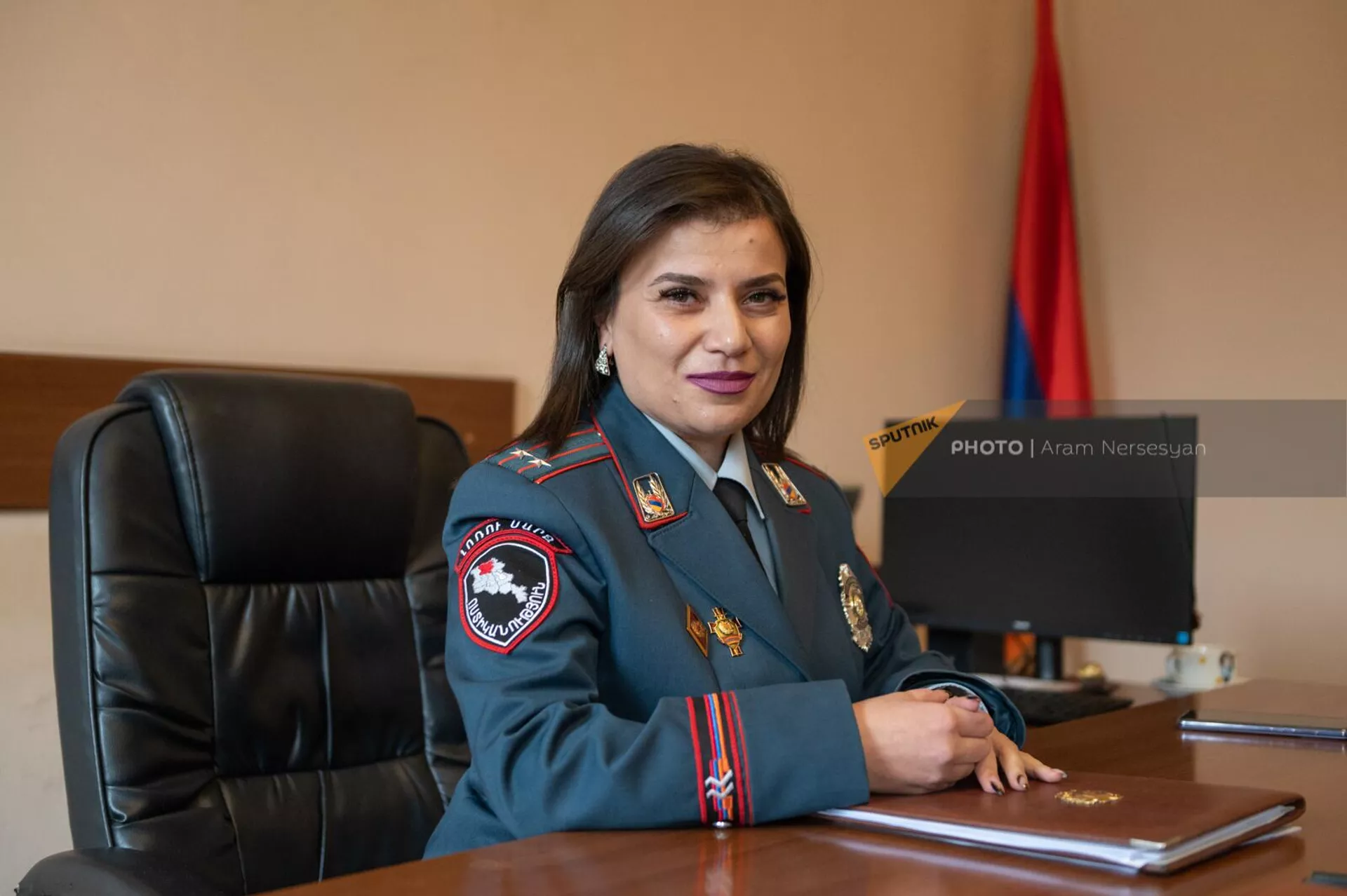 Первая женщина-шеф полиции подполковник Мелине Егшатян у себя в кабинете Первая женщина-шеф полиции подполковник Мелине Егшатян у себя в кабинете - Sputnik Армения, 1920, 22.12.2022