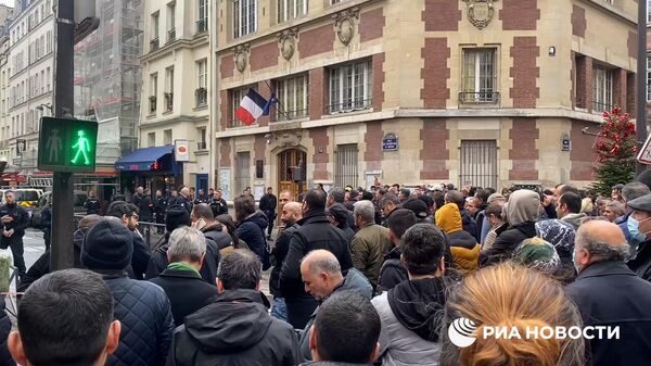 На месте стрельбы в Париже собираются представители курдской общины - Sputnik Արմենիա