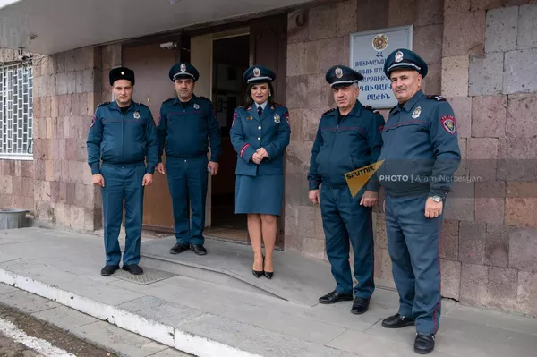 Первая женщина-шеф полиции подполковник Мелине Егшатян с сотрудниками в отделении полиции Первая женщина-шеф полиции подполковник Мелине Егшатян с сотрудниками в отделении полиции - Sputnik Армения