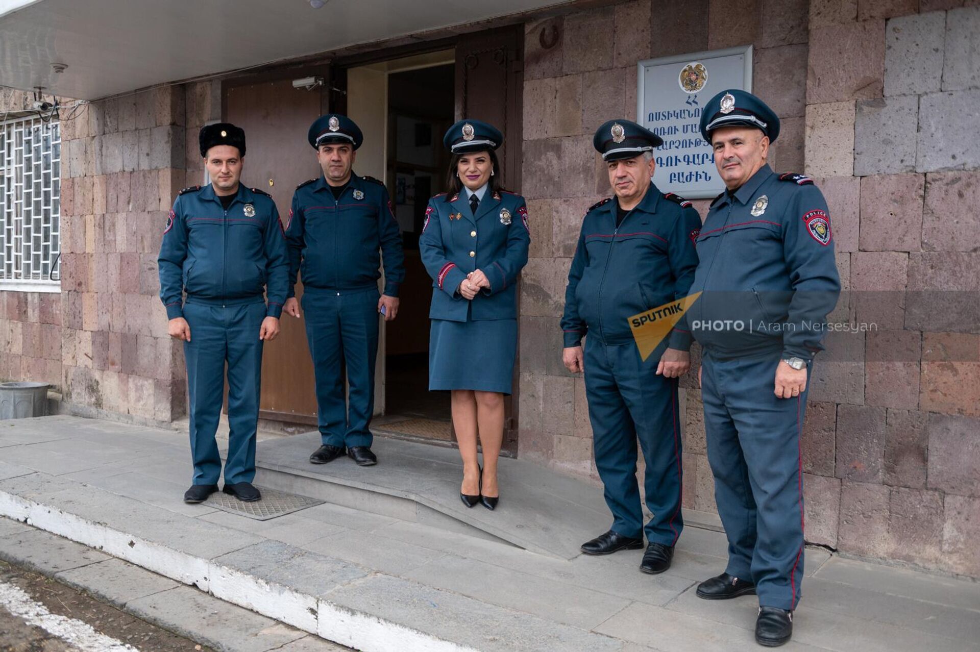 Первая женщина-шеф полиции подполковник Мелине Егшатян с сотрудниками в отделении полиции - Sputnik Արմենիա, 1920, 23.12.2022