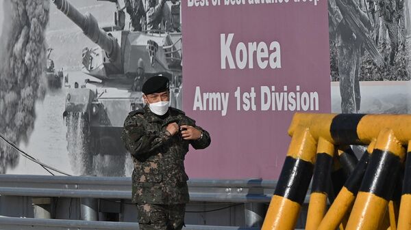 Южнокорейский солдат на КПП недалеко от демилитаризованной зоны, разделяющей Северную и Южную Корею - Sputnik Армения