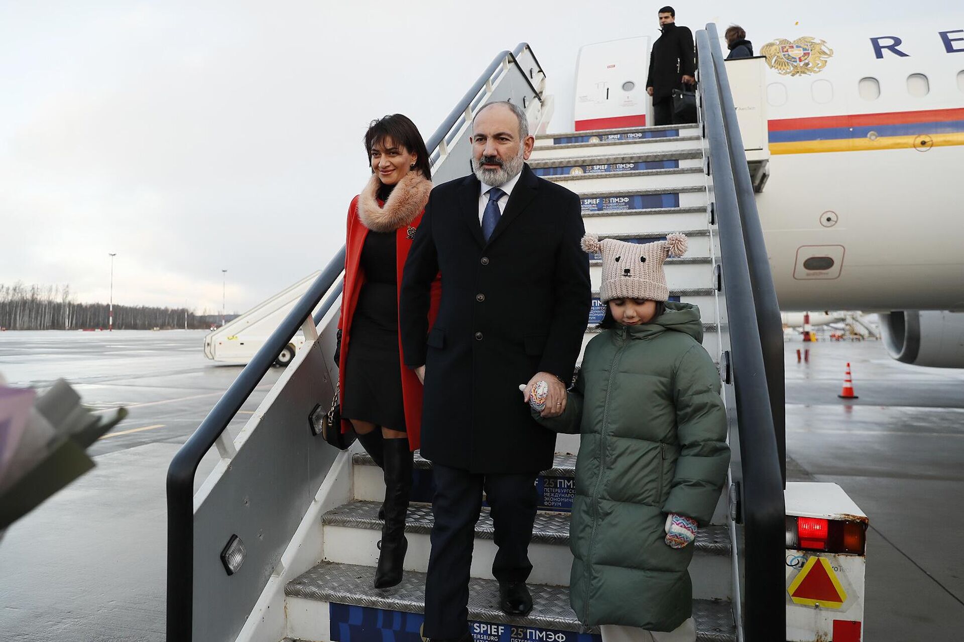 Премьер-министр Никол Пашинян прибыл с рабочим визитом в Российскую Федерацию с супругой Анной Акопян и дочерью (26 декабря 2022). Санкт-Петербург - Sputnik Армения, 1920, 26.12.2022