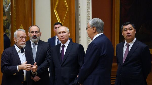 Участники традиционной неформальной встречи лидеров государств - участников СНГ на экскурсии в Русском музее в Санкт-Петербурге (27 декабря 2022). - Sputnik Армения