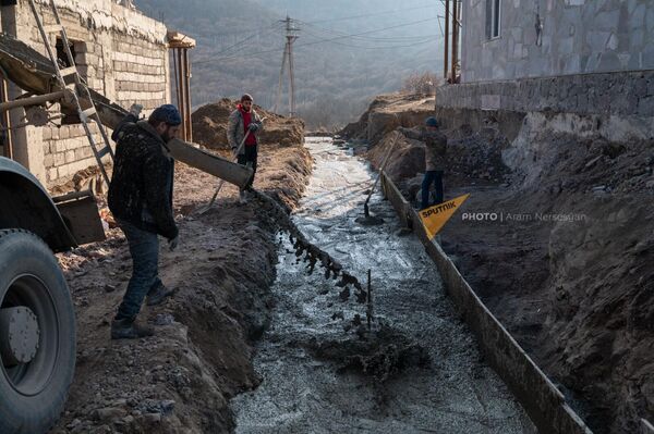Рабочие на стройплощадке в новом квартале села Шурнух, Сюникская область - Sputnik Армения