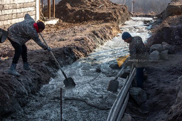 Рабочие на стройплощадке в новом квартале села Шурнух, Сюникская область - Sputnik Армения