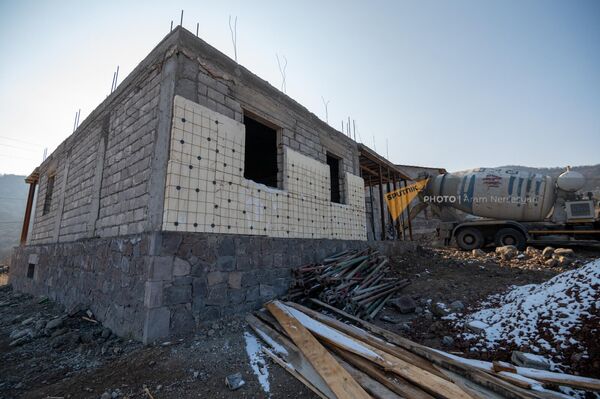 Строящийся дом в новом квартале села Шурнух, Сюникская область - Sputnik Армения