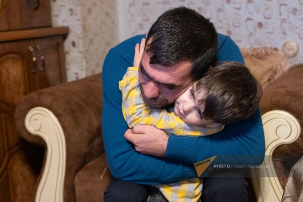 Арен Мосинян с сыном Менуа - Sputnik Армения