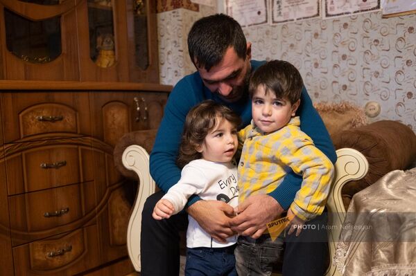Арен Мосинян с сыновьями Давидом и Менуа - Sputnik Армения