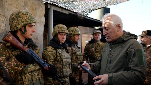 Президент Ваагн Хачатурян посетил одну из приграничных воинских частей и вручил подарки представителям командного состава и призывникам (30 декабря 2022).  - Sputnik Армения