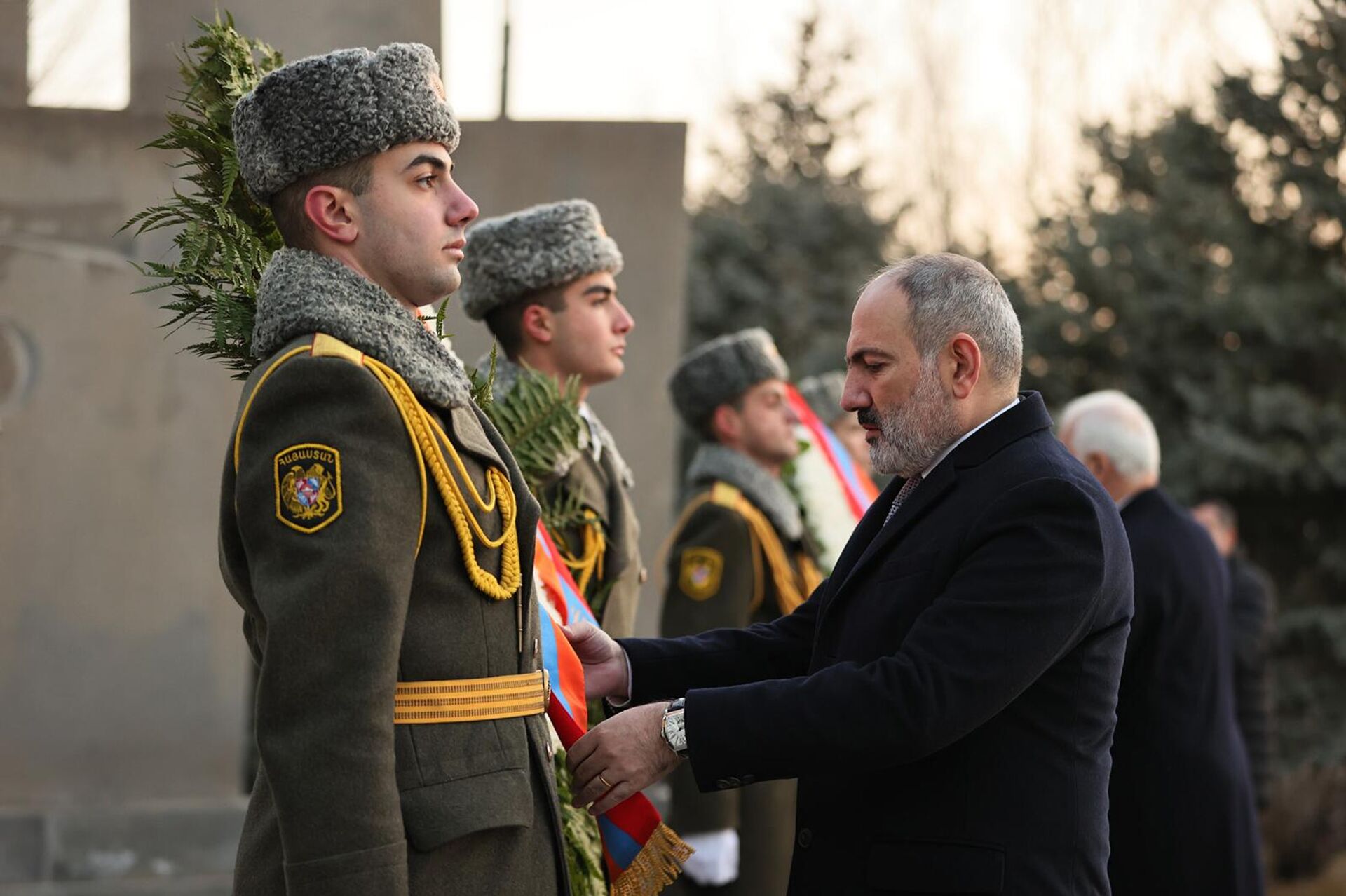 Премьер-министр Никол Пашинян и президент Ваагн Хачатурян посетили военный пантеон Ераблур (31 декабря 2022). Еревaн - Sputnik Արմենիա, 1920, 31.12.2022
