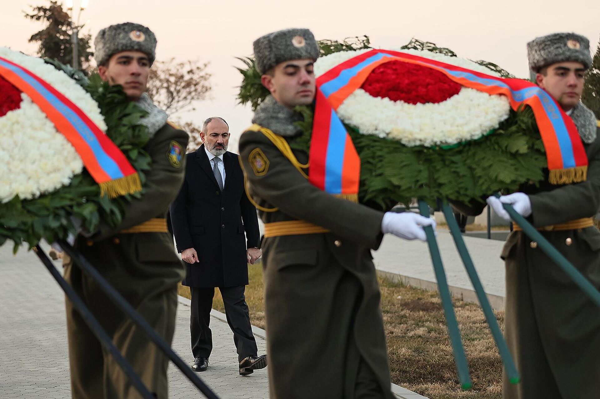 Премьер-министр Никол Пашинян и президент Ваагн Хачатурян посетили военный пантеон Ераблур (31 декабря 2022). Еревaн - Sputnik Армения, 1920, 31.12.2022