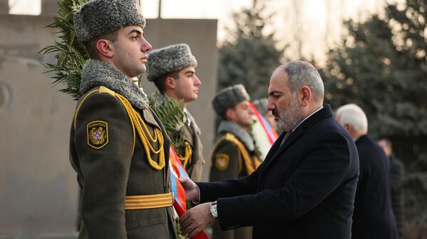 Премьер и президент Армении посетили военный пантеон Ераблур - Sputnik Армения