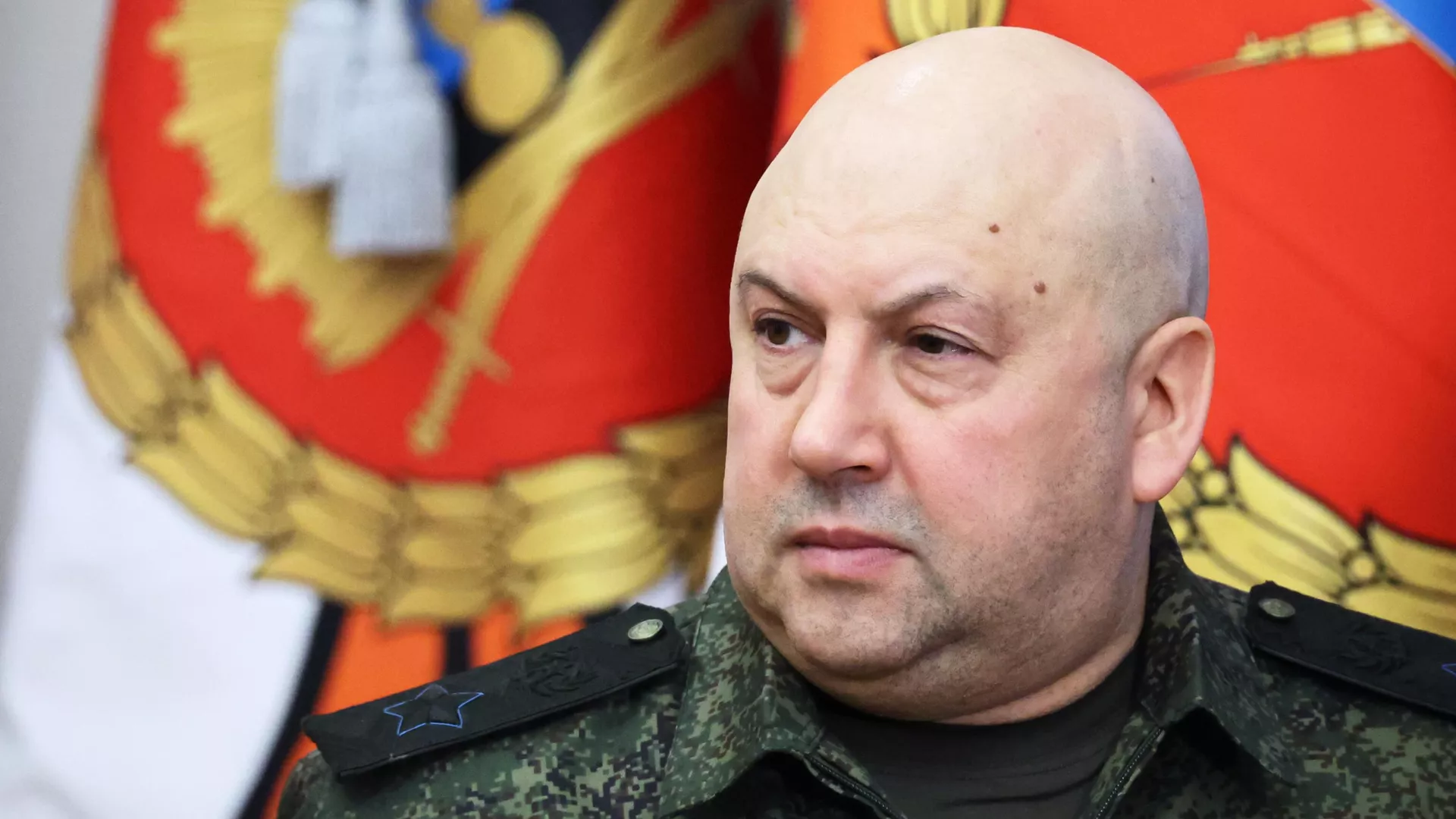 Командующий Объединенной группировкой войск РФ в районе проведения спецоперации генерал армии Сергей Суровикин во время посещения президентом РФ штаба ЮВО (31 декабря 2022). Командующий Объединенной группировкой войск РФ в районе проведения спецоперации генерал армии Сергей Суровикин во время посещения президентом РФ штаба ЮВО (31 декабря 2022). - Sputnik Армения, 1920, 24.06.2023