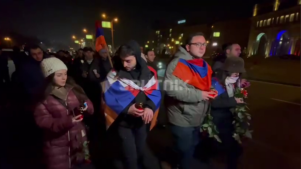 В канун Нового года в Ереване проходит шествие жителей Карабаха к воинскому пантеону Ераблур - Sputnik Армения