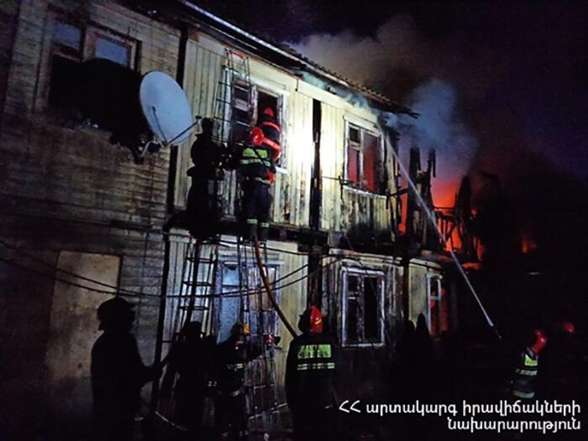 Пожар на 1-м этаже одного из зданий в микрорайоне Энергетики поселка Базум (3 января 2023). Лори - Sputnik Արմենիա, 1920, 03.01.2023