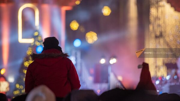 Туристы танцуют на площади Республики в Новогоднюю ночь - Sputnik Армения