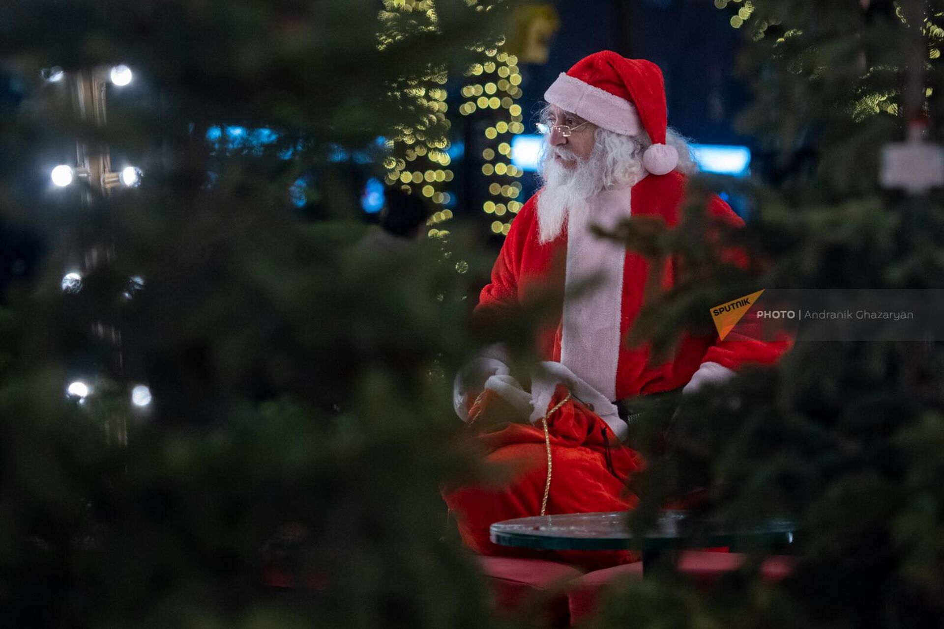Мужчина в костюме Санты Клауса на Рождественской ярмарке в парке 2750-летия Еревана (3 января 2023). Еревaн - Sputnik Армения, 1920, 21.12.2025
