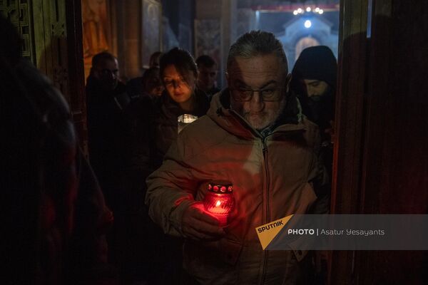 Прихожане с лампадами Чрагалуйц заходят в церковь - Sputnik Армения