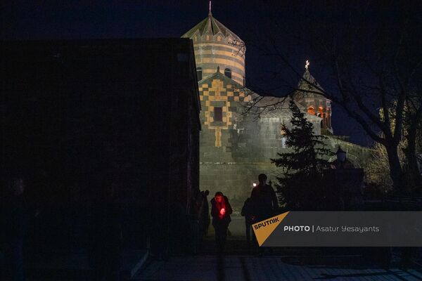 Прихожане с лампадами Чрагалуйц у церкви Сурб Геворг в Мугни - Sputnik Армения
