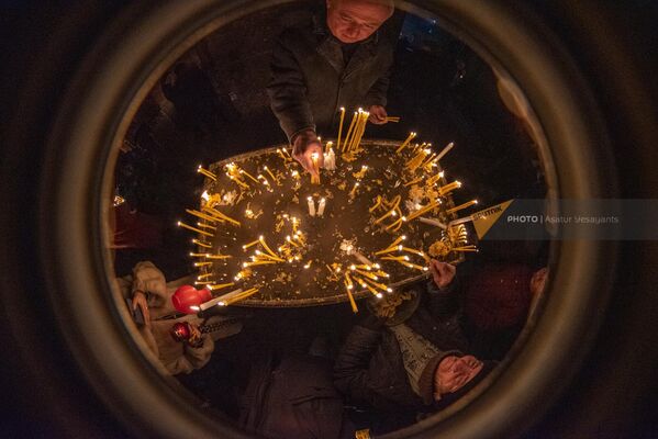 Прихожане зажигают свечи  - Sputnik Армения