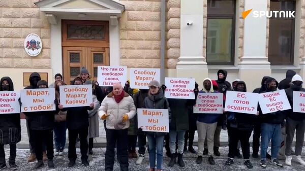 Мы собрались на акцию солидарности с нашим арестованным в Латвии товарищем, Маратом Касемом - Sputnik Армения
