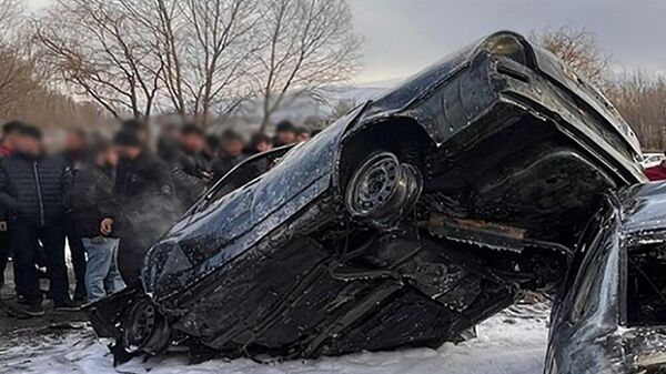Сгоревший автомобиль на трассе Неркин Геташен - Мартуни (7 января 2023). Гегаркуник - Sputnik Армения