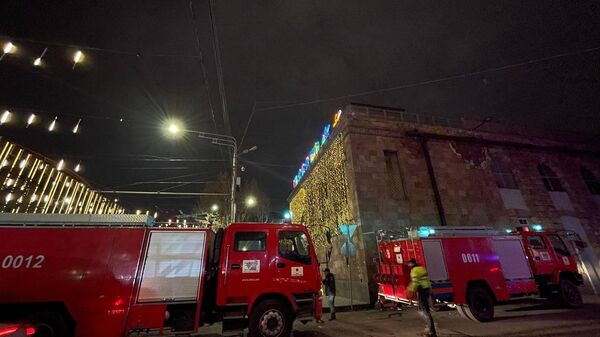 Сотрудники пожарной службы у ТЦ Prospect Mall (11 января 2023). Ереван - Sputnik Армения