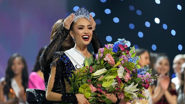 Реакция Мисс США Р'Бонни Габриэль на коронацию в финальном туре 71-го конкурса красоты Мисс Вселенная (14 января 2023). Новый Орлеан - Sputnik Армения
