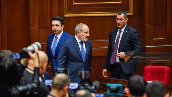 Пашинян откладывает встречи с собственной фракцией в парламенте – СМИ