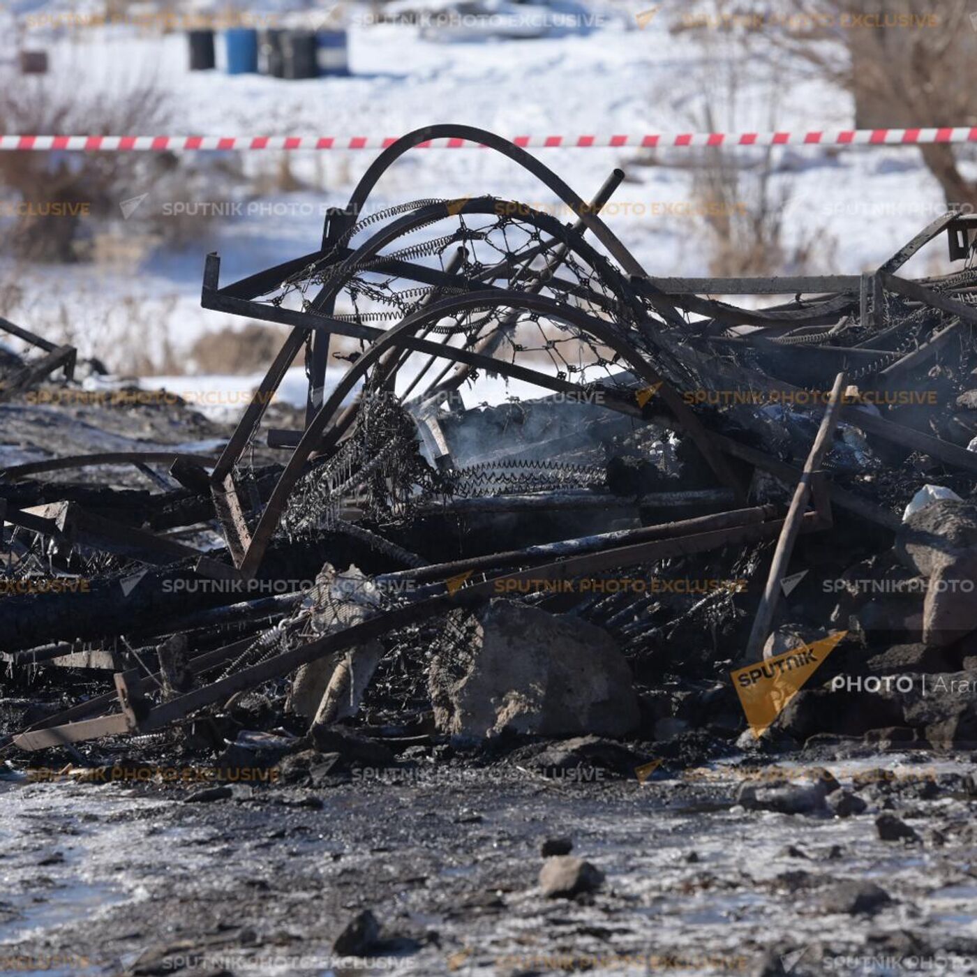 Товарищи разбили окно и вывели сослуживца из горящего дома – СМИ о пожаре в  армянском селе - 21.01.2023, Sputnik Армения