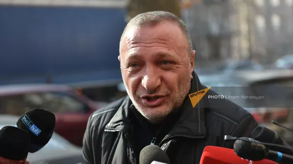 Отец погибшего в 44-дневной войне военнослужащего, Гарик Галеян, отвечает на вопросы журналистов у здания Следственного комитета (20 января 2023). Еревaн - Sputnik Армения