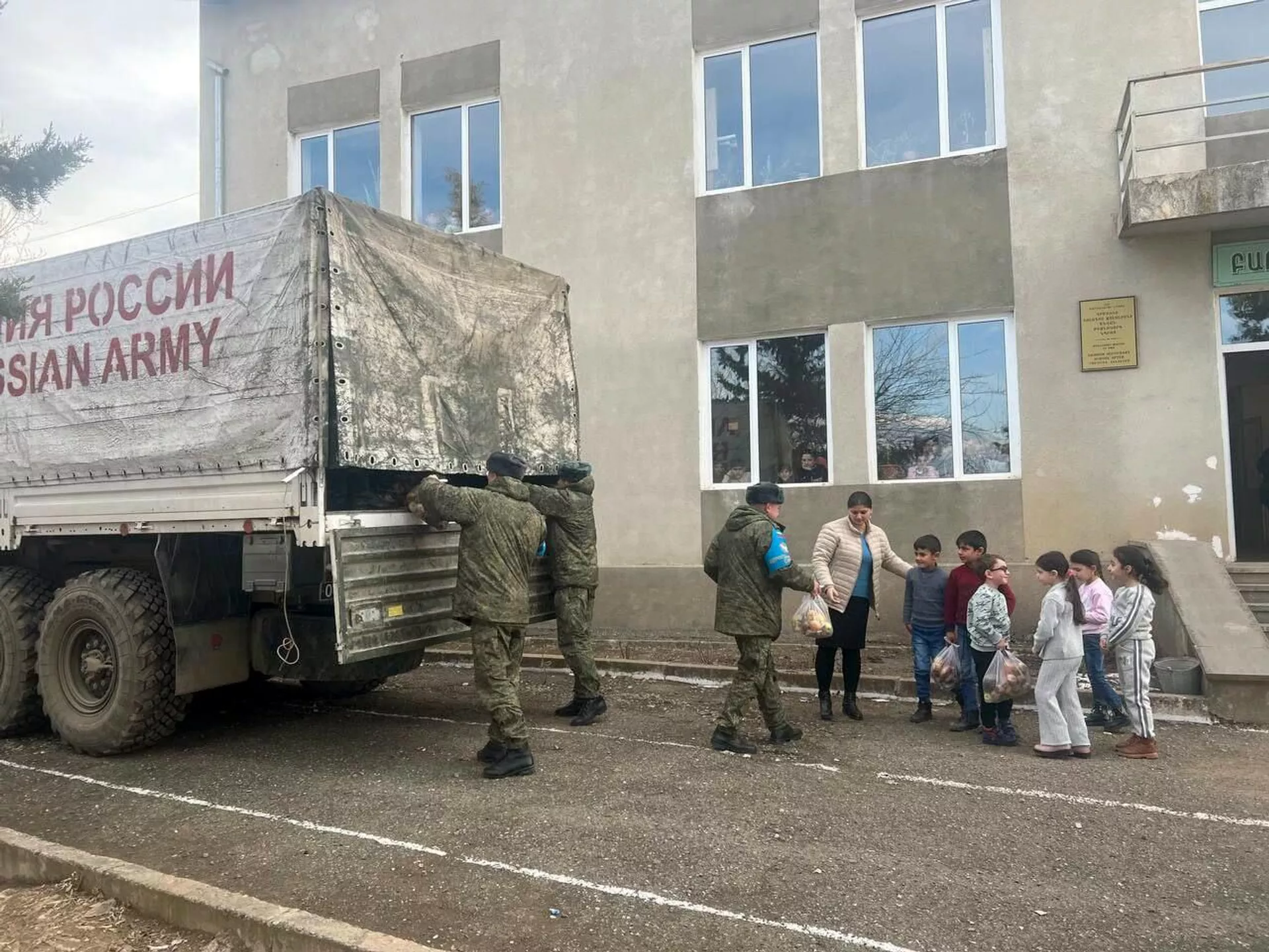 Военнослужащие российского миротворческого контингента совместно с Армянской международной благотворительной организацией Айер Миацек провели гуманитарную акцию в Аскеранском районе НКР Военнослужащие российского миротворческого контингента совместно с Армянской международной благотворительной организацией Айер Миацек провели гуманитарную акцию в Аскеранском районе НКР - Sputnik Армения, 1920, 20.01.2023