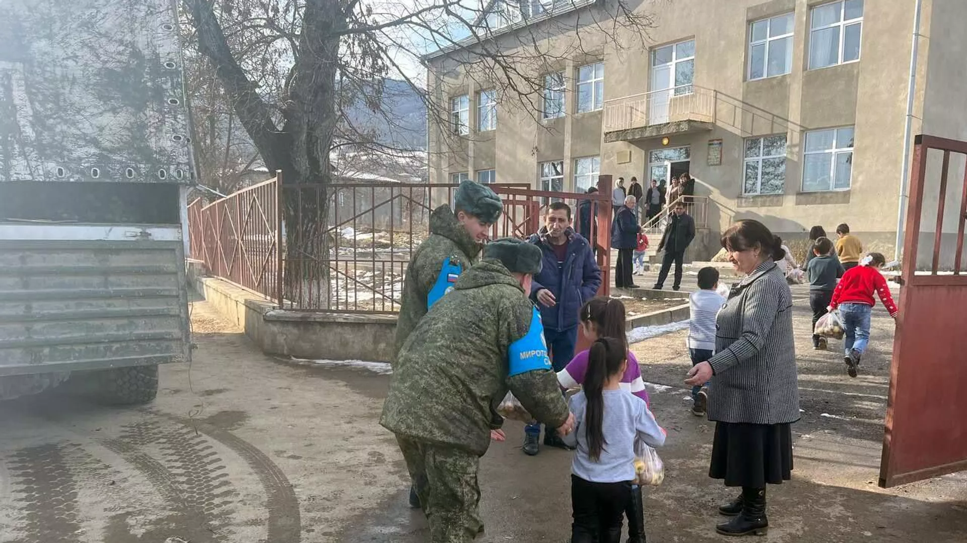 Военнослужащие российского миротворческого контингента совместно с Армянской международной благотворительной организацией Айер Миацек провели гуманитарную акцию в Аскеранском районе НКР Военнослужащие российского миротворческого контингента совместно с Армянской международной благотворительной организацией Айер Миацек провели гуманитарную акцию в Аскеранском районе НКР - Sputnik Армения, 1920, 20.01.2023