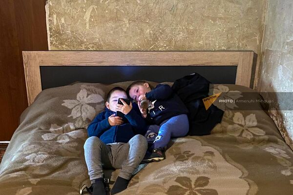 Дети семьи Карапетянов смотрят мультики на смартфоне - Sputnik Армения