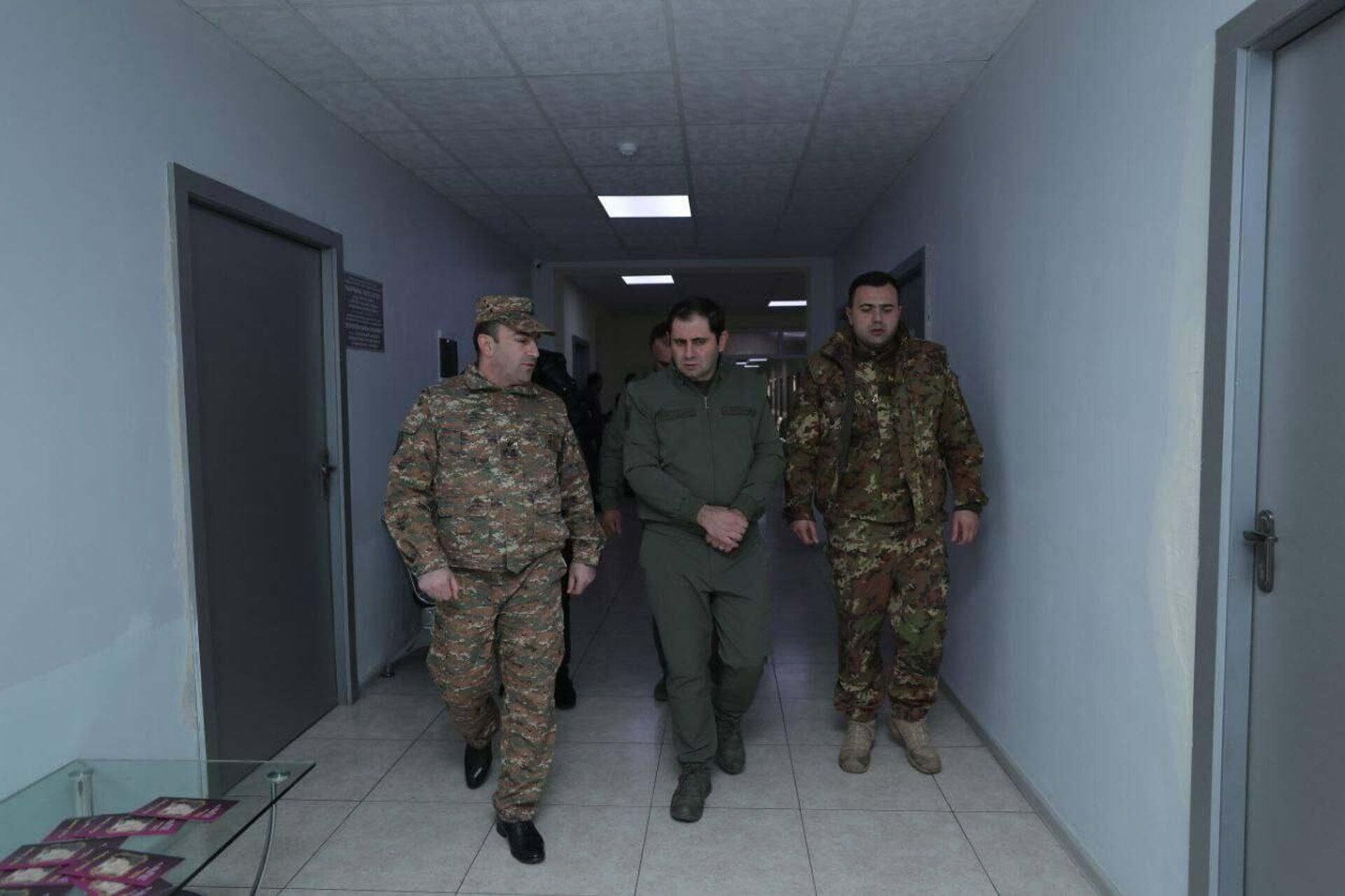 Министр обороны Сурен Папикян посетил Национальный ожоговый центр, чтобы навестить военнослужащих, получивших ожоги различной степени в результате пожара в казарме (21 января 2023). Ереван - Sputnik Արմենիա, 1920, 21.01.2023