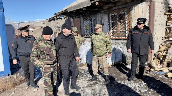 Председатель постоянной комиссии по вопросам обороны и безопасности НС РА Андраник Кочарян посетил воинскую часть, где произошла трагедия (22 января 2023). Азат - Sputnik Армения