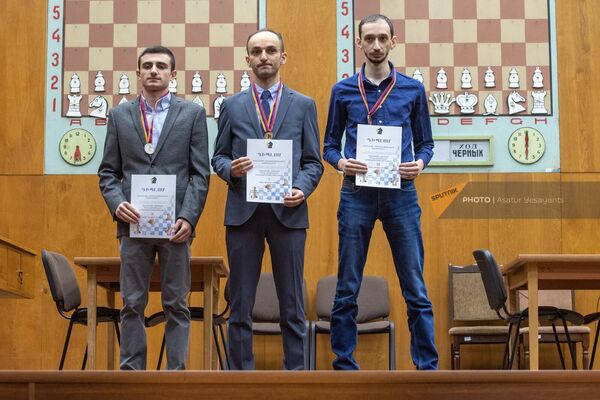 Гроссмейстеры Мануэл Петросян, Самвел Тер-Саакян и Роберт Ованнисян (слева направо) на церемонии награждения победителей мужского чемпионата Армении по шахматам (22 января 2023). Еревaн - Sputnik Армения