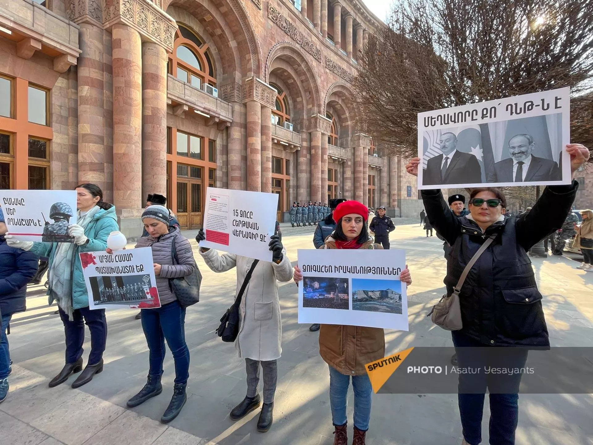 Акция протеста под лозунгом Ваш сын не должен быть следующей жертвой в армии у Дома правительства (23 января 2023). Еревaн Акция протеста под лозунгом Ваш сын не должен быть следующей жертвой в армии у Дома правительства (23 января 2023). Еревaн - Sputnik Армения, 1920, 23.01.2023