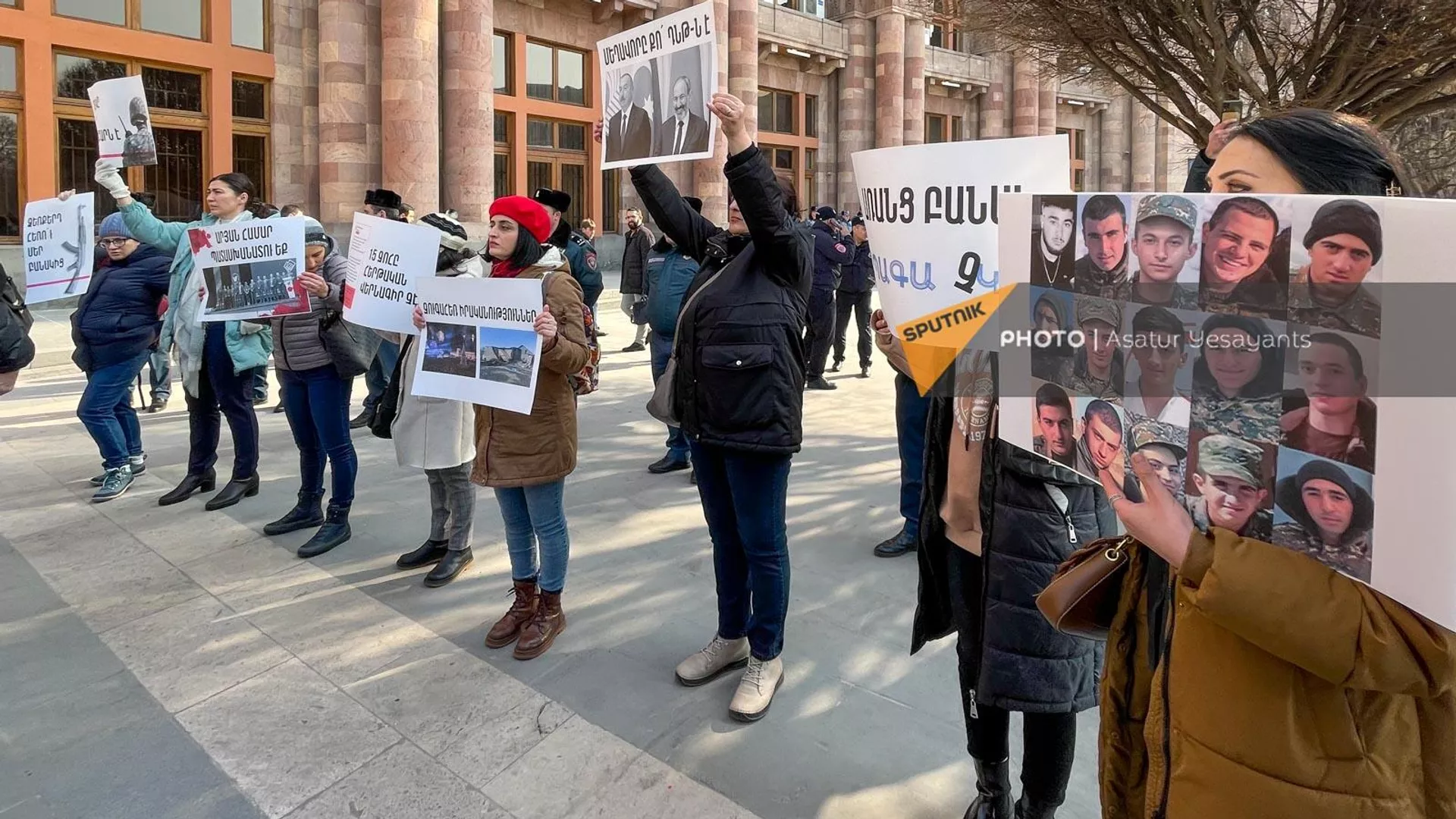 Акция протеста под лозунгом Ваш сын не должен быть следующей жертвой в армии у Дома правительства (23 января 2023). Еревaн Акция протеста под лозунгом Ваш сын не должен быть следующей жертвой в армии у Дома правительства (23 января 2023). Еревaн - Sputnik Армения, 1920, 23.01.2023
