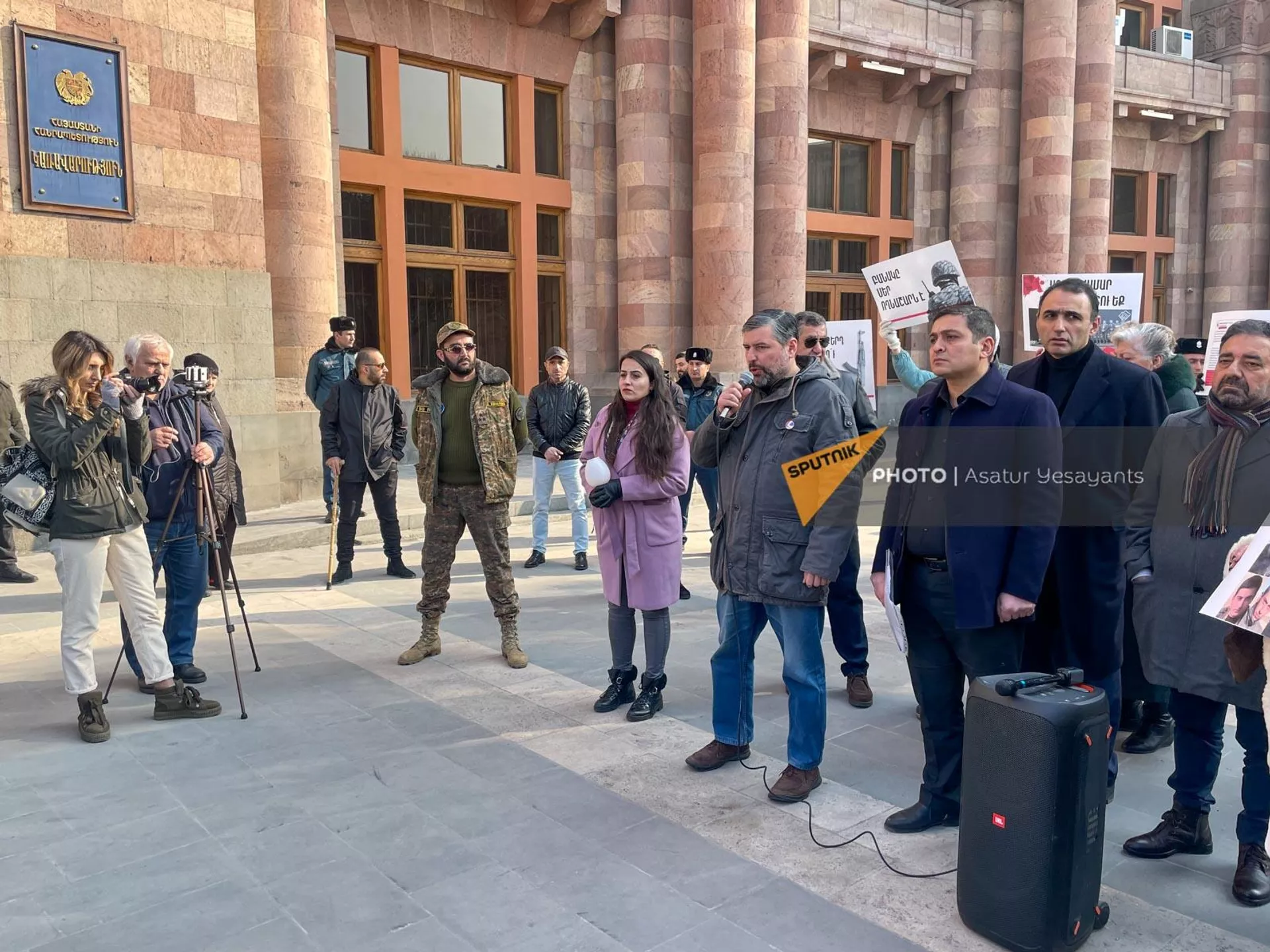 Акция протеста под лозунгом Ваш сын не должен быть следующей жертвой в армии у Дома правительства (23 января 2023). Еревaн Акция протеста под лозунгом Ваш сын не должен быть следующей жертвой в армии у Дома правительства (23 января 2023). Еревaн - Sputnik Армения, 1920, 23.01.2023
