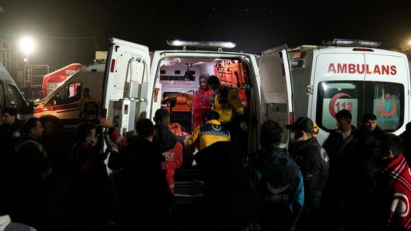 Спасатели загружают пострадавшего в машину скорой помощи (15 октября 2022). Амасра - Sputnik Армения