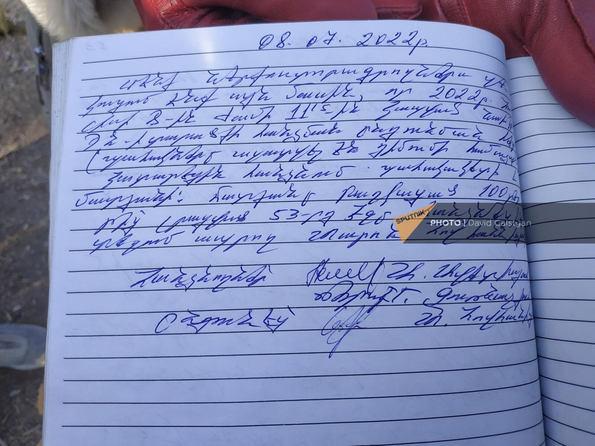 Жители приводят эти записи в качестве обоснования их проживания в бывшем здании Минобороны - Sputnik Армения, 1920, 25.01.2023