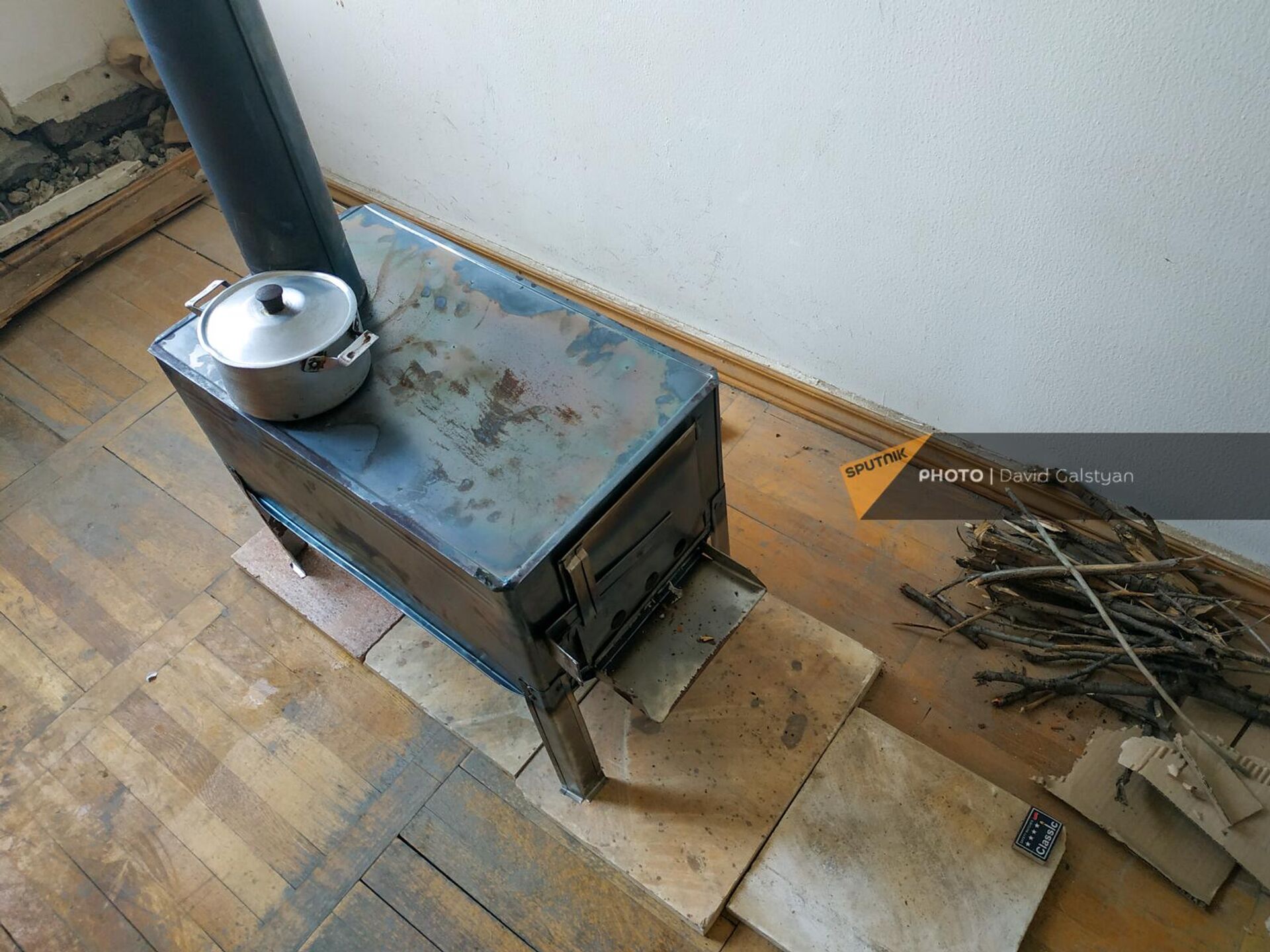 Печка в одном из помещений бывшего здания Минобороны - Sputnik Արմենիա, 1920, 25.01.2023