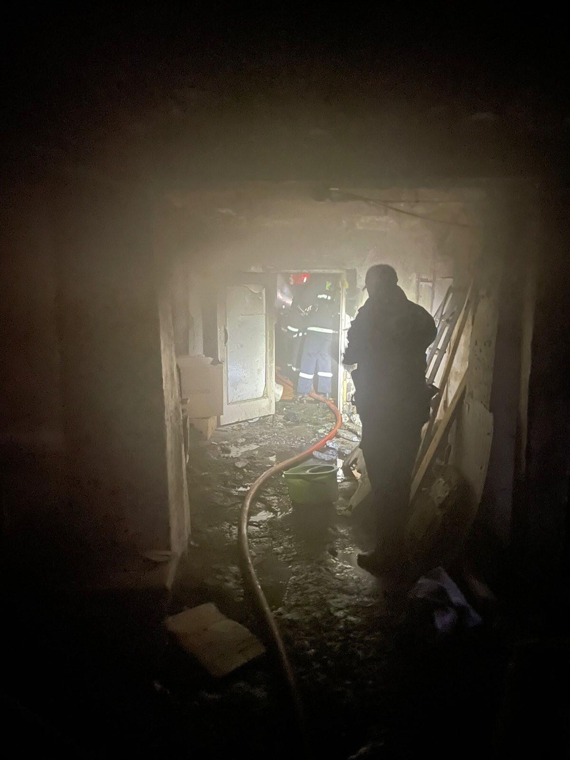 Спасатели на месте пожара в одном из домов на улице Агаяна (24 января 2023). Гюмри - Sputnik Արմենիա, 1920, 24.01.2023
