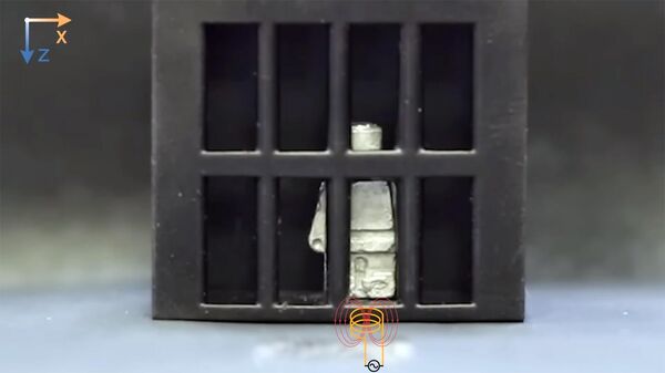 Кадр из видео, где робот в форме человека сбегает из тюрьмы, превратившись в жидкость - Sputnik Армения