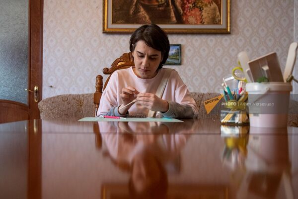 Лусине Гарибян лепит очередную фигурку - Sputnik Армения